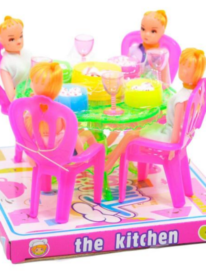 Kuchynský stôl s bábikami a s doplnkami