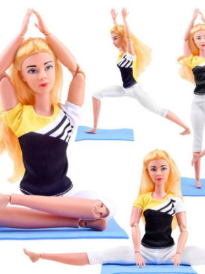 Bábika gymnastka cvičiaca jogu
